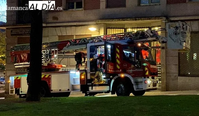 Despliegue de los Bomberos en el paseo de Carmelitas 74, esta mañana, poco después de las 8.00 horas. Foto Vanesa Martins
