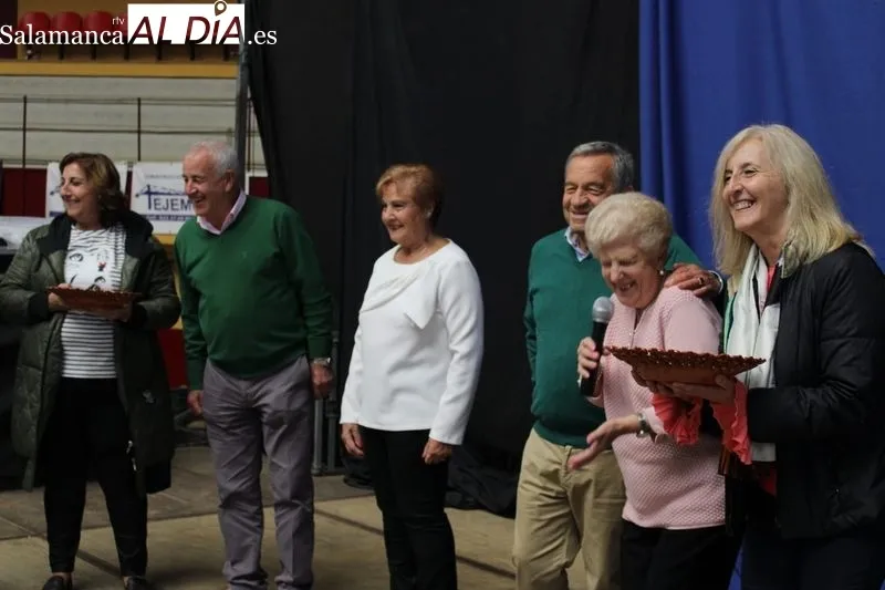 Foto 4 - Conmovedor homenaje a tres matrimonios por sus Bodas de Oro