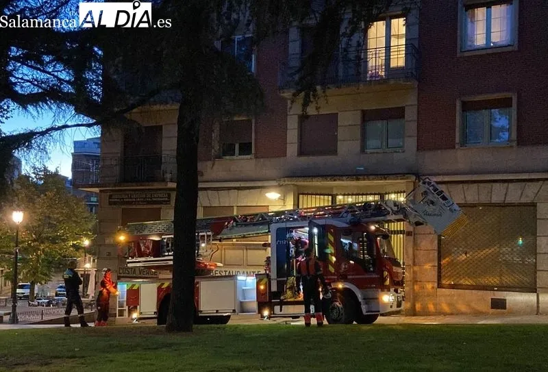 Despliegue de los Bomberos en el paseo de Carmelitas 74, esta mañana, poco después de las 8.00 horas. Foto Vanesa Martins