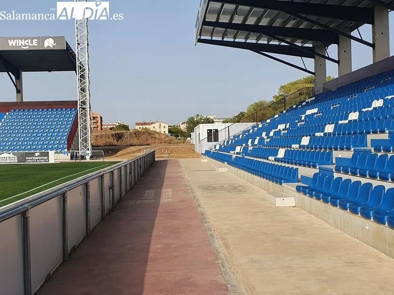 Nuevas casetas en el campo Reina Sofía, donde se instalarán bares para los partidos de Unionistas. Foto Carlos Cuervo