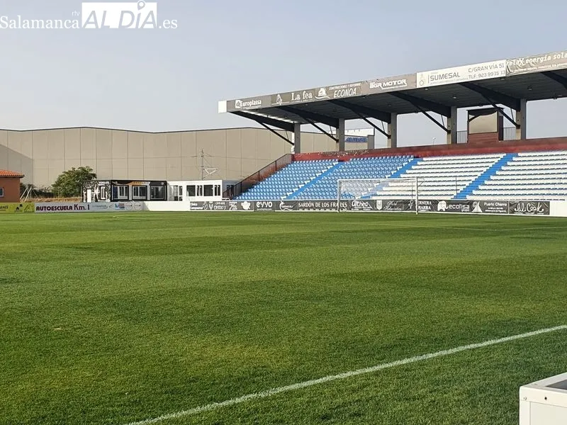 Nuevas casetas en el campo Reina Sofía, donde se instalarán bares para los partidos de Unionistas. Foto Carlos Cuervo
