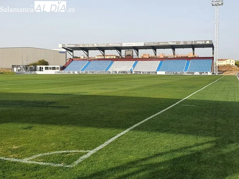 Nuevas casetas en el campo Reina Sofía, donde se instalarán bares para los partidos de Unionistas. Foto Carlos Cuervo