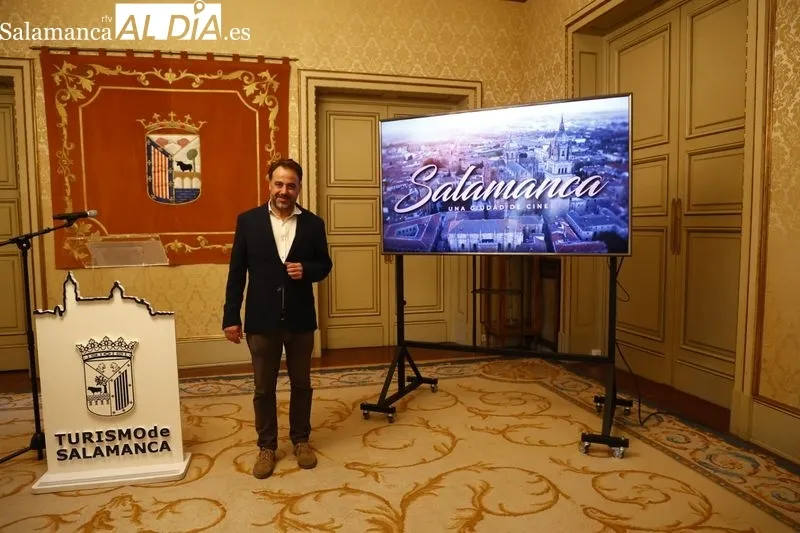 El concejal de Turismo, Fernando Castaño, en la presentación del nuevo vídeo promocional que destaca el potencial de Salamanca como ‘plató’ para producciones cinematográficas y audiovisuales. Foto de David Sañudo