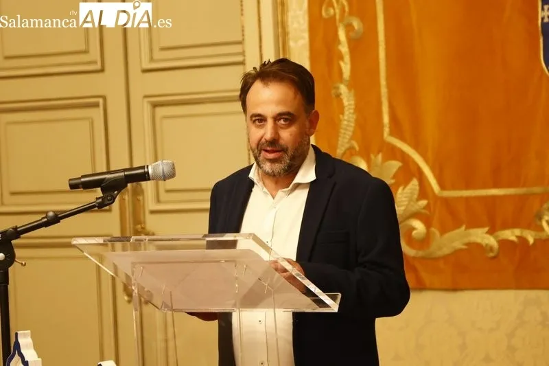 El concejal de Turismo, Fernando Castaño, en la presentación del nuevo vídeo promocional que destaca el potencial de Salamanca como ‘plató’ para producciones cinematográficas y audiovisuales. Foto de David Sañudo