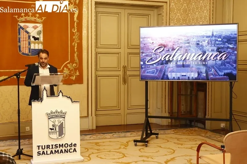 El concejal de Turismo, Fernando Castaño, en la presentación del nuevo vídeo promocional que destaca el potencial de Salamanca como ‘plató’ para producciones cinematográficas y audiovisuales. Foto de David Sañudo