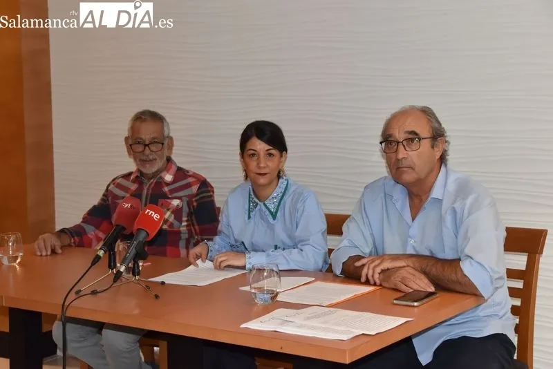 Patricia Calama, en el centro, junto a Marino Esteban e Isidro Luengo, en la presentación de 'Mar de Brumas' en Salamanca. Foto de Vanesa Martins