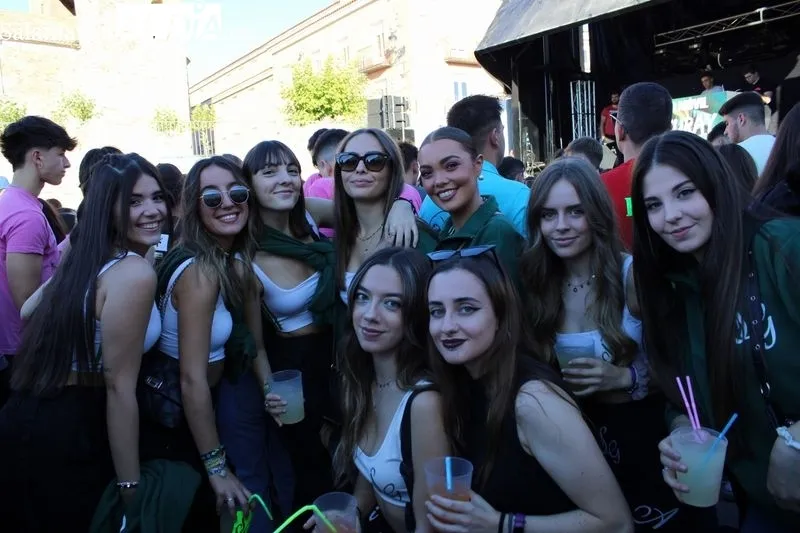 Foto 2 - Protagonismo para las pe&ntilde;as en el chupinazo de fiestas