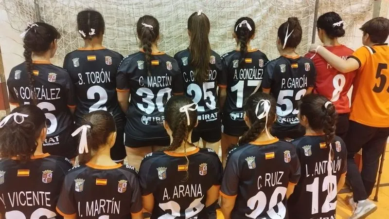 Los equipos femeninos del Balonmano Salamanca lucieron lazos rosas como muestra de solidaridad con el Cancer de Mama