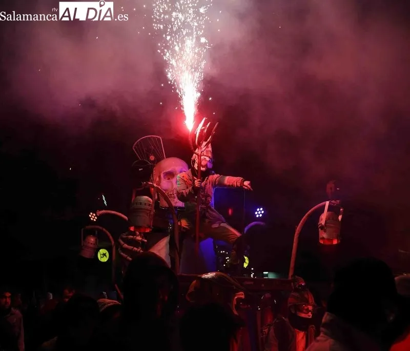 El 'Correfoc' recorrió nuevamente las calles de Alba. Fotos: Ricardo Tejedor