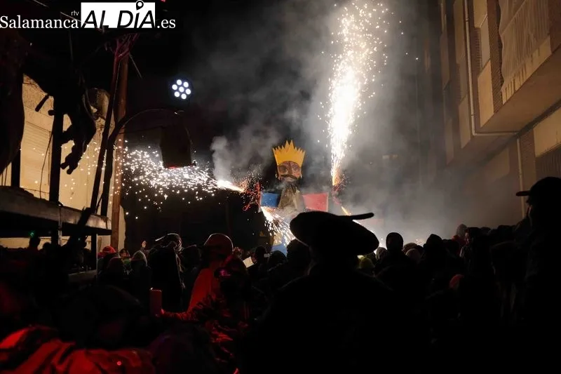 El 'Correfoc' recorrió nuevamente las calles de Alba. Fotos: Ricardo Tejedor
