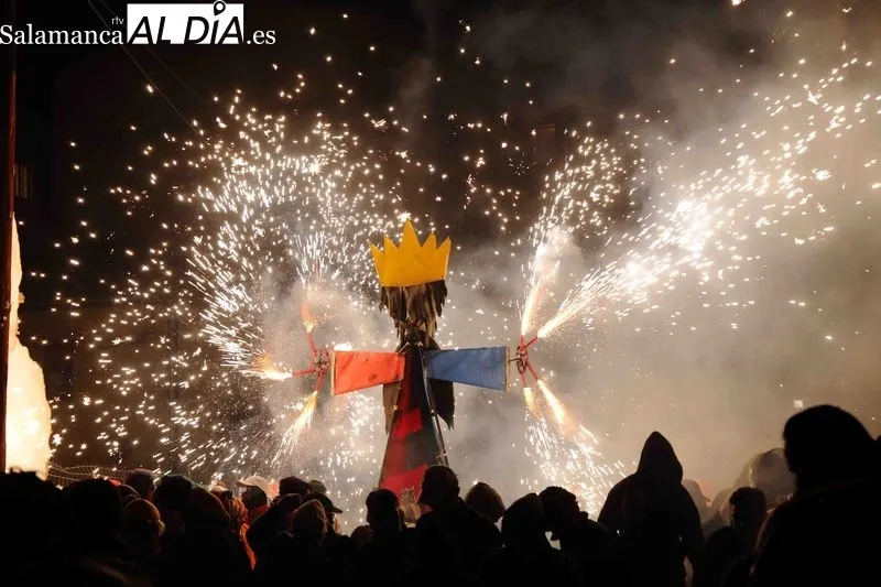 El 'Correfoc' recorrió nuevamente las calles de Alba. Fotos: Ricardo Tejedor
