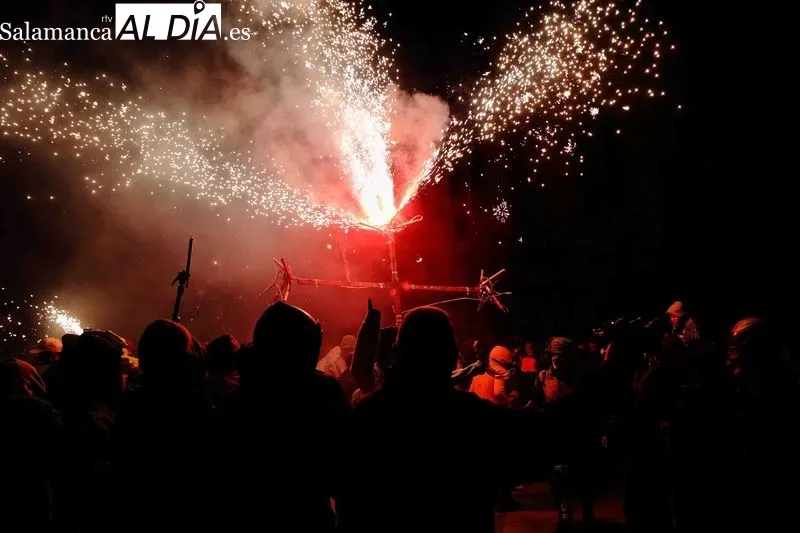 El 'Correfoc' recorrió nuevamente las calles de Alba. Fotos: Ricardo Tejedor
