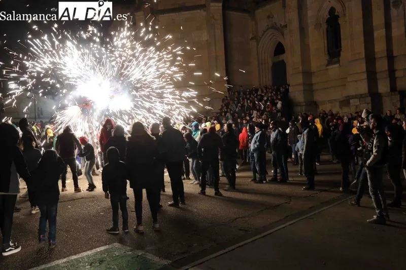 El 'Correfoc' recorrió nuevamente las calles de Alba. Fotos: Ricardo Tejedor