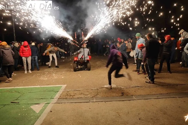 El 'Correfoc' recorrió nuevamente las calles de Alba. Fotos: Ricardo Tejedor