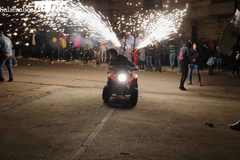 El 'Correfoc' recorrió nuevamente las calles de Alba. Fotos: Ricardo Tejedor