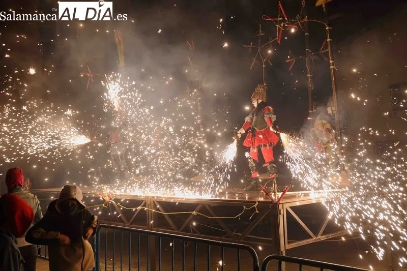 El 'Correfoc' recorrió nuevamente las calles de Alba. Fotos: Ricardo Tejedor