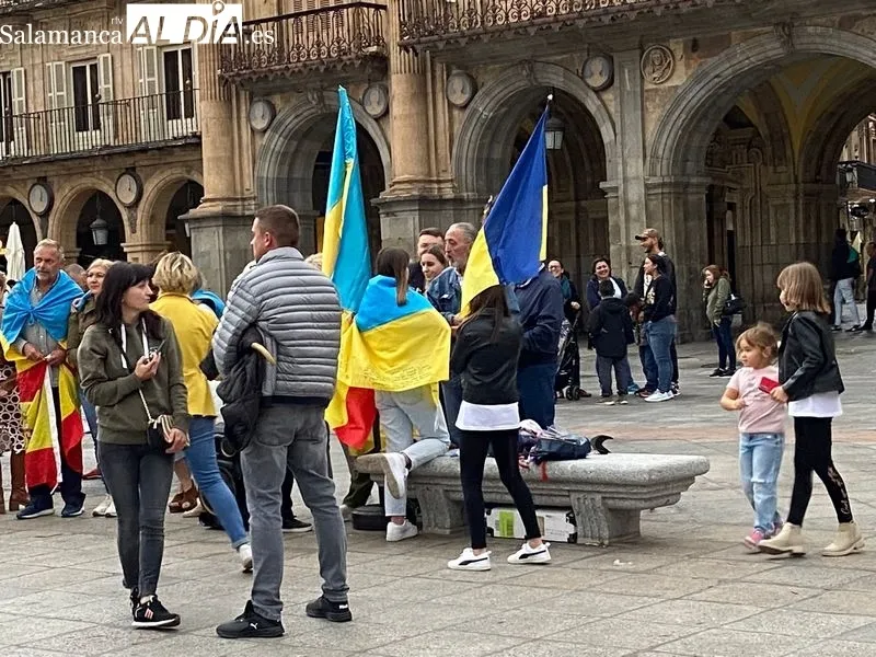 Foto 2 - Concentraci&oacute;n de ucranianos contra la guerra en la Plaza Mayor