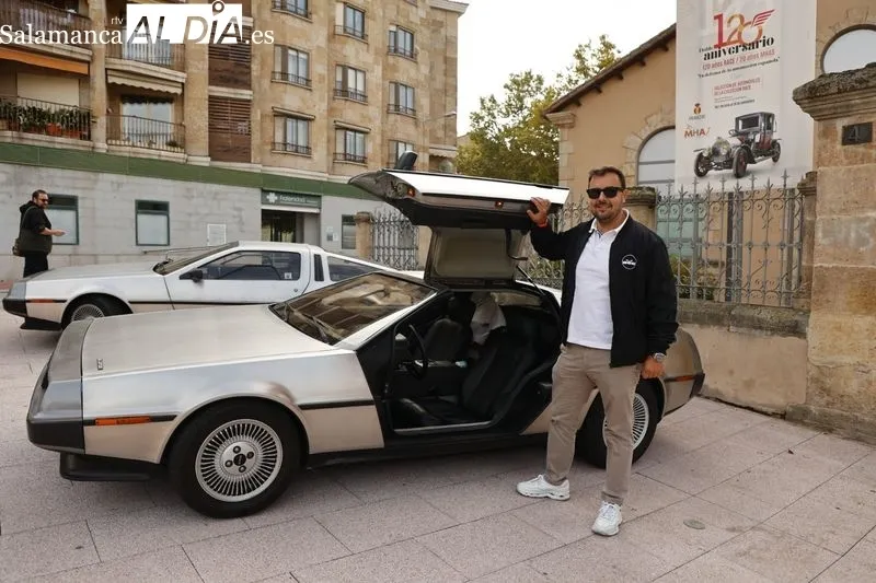 Concentración de Delorean junto al Museo de Historia de la Automoción. Foto de David Sañudo