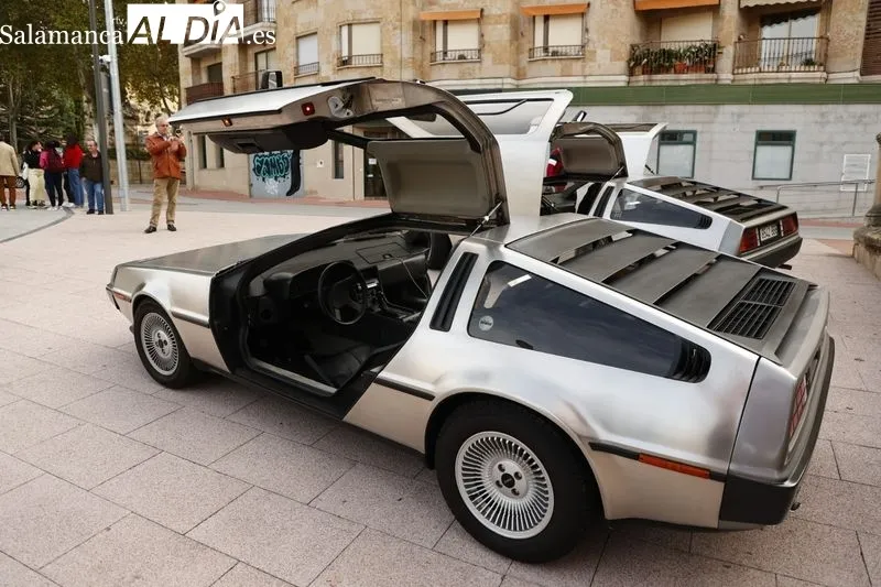 Concentración de Delorean junto al Museo de Historia de la Automoción. Foto de David Sañudo