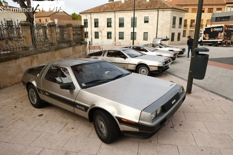 Concentración de Delorean junto al Museo de Historia de la Automoción. Foto de David Sañudo