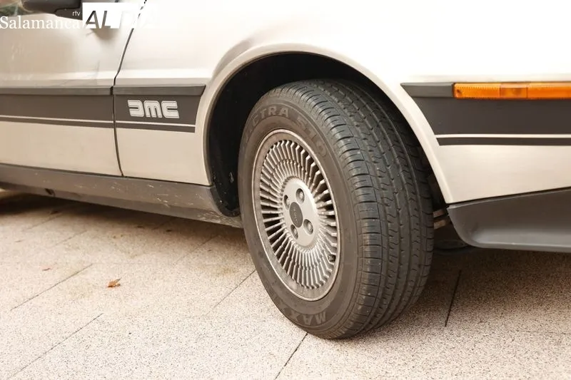 Concentración de Delorean junto al Museo de Historia de la Automoción. Foto de David Sañudo
