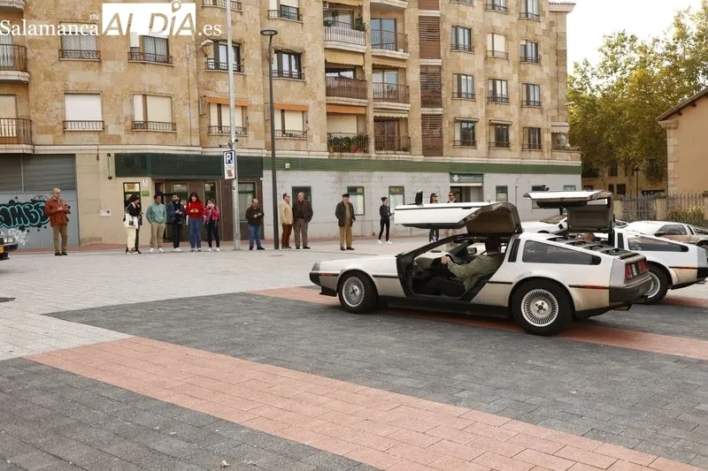 Concentración de Delorean junto al Museo de Historia de la Automoción. Foto de David Sañudo