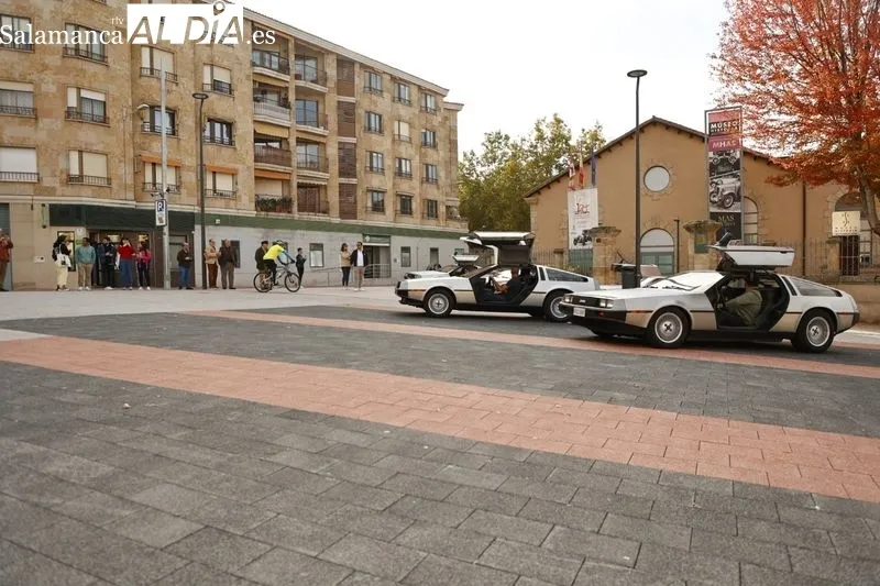 Concentración de Delorean junto al Museo de Historia de la Automoción. Foto de David Sañudo