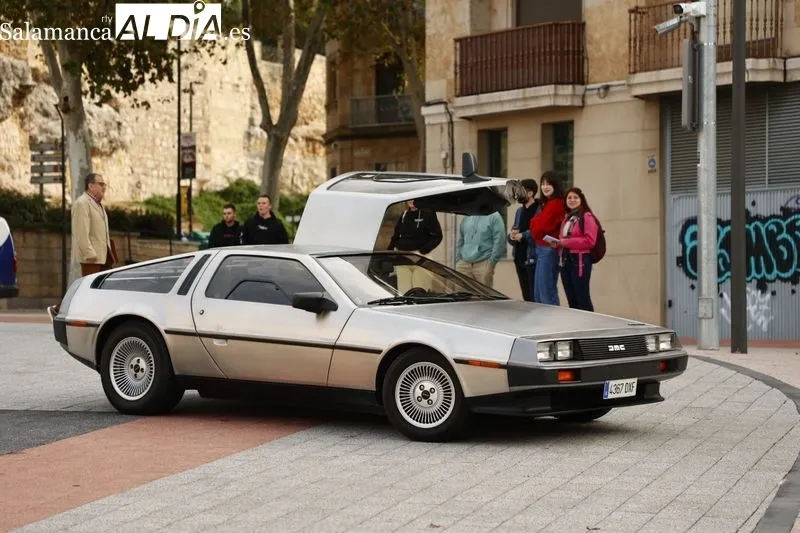 Concentración de Delorean junto al Museo de Historia de la Automoción. Foto de David Sañudo