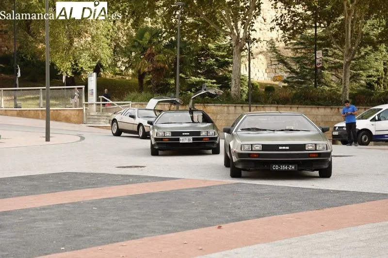 Concentración de Delorean junto al Museo de Historia de la Automoción. Foto de David Sañudo