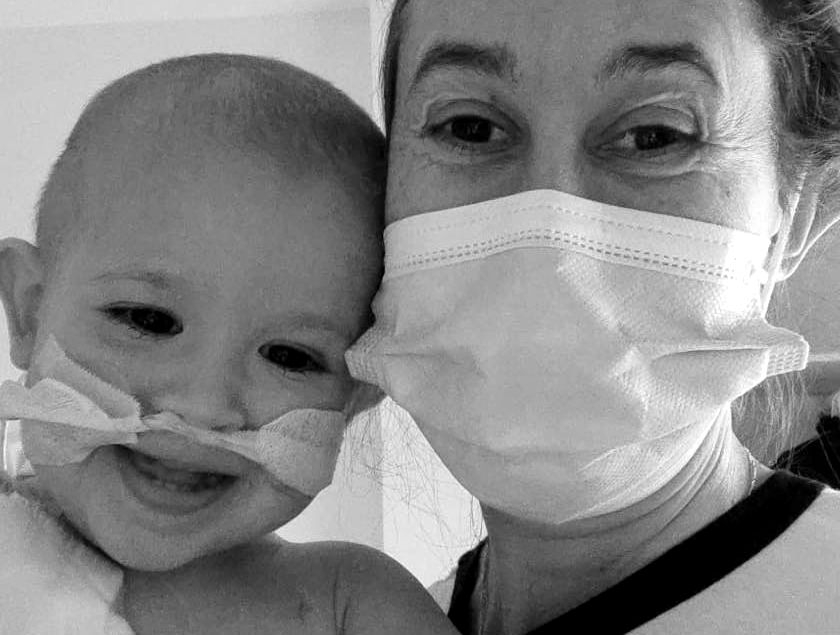 Diego, el salmantino diagnosticado de cáncer con un año en plena pandemia, junto a su madre Adela