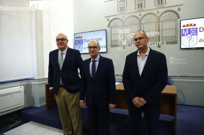 El presidente de la Diputación de Salamanca, Javier Iglesias (centro), junto a los diputados Carlos García Sierra (i) y Antonio Luis Sánchez (d) en la presentación del plan para ayudar a los ayuntamientos ante los sobrecostes energéticos. Foto de David Sa