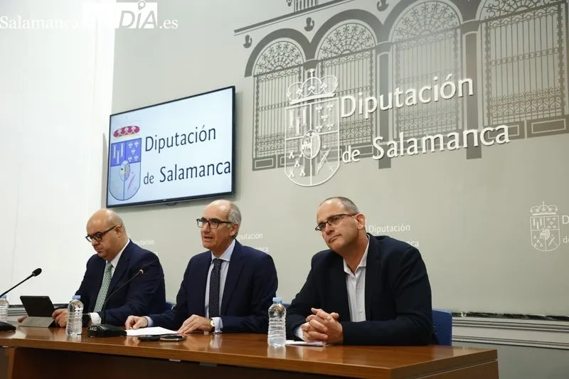 El presidente de la Diputación de Salamanca, Javier Iglesias (centro), junto a los diputados Carlos García Sierra (i) y Antonio Luis Sánchez (d) en la presentación del plan para ayudar a los ayuntamientos ante los sobrecostes energéticos. Foto de David Sa