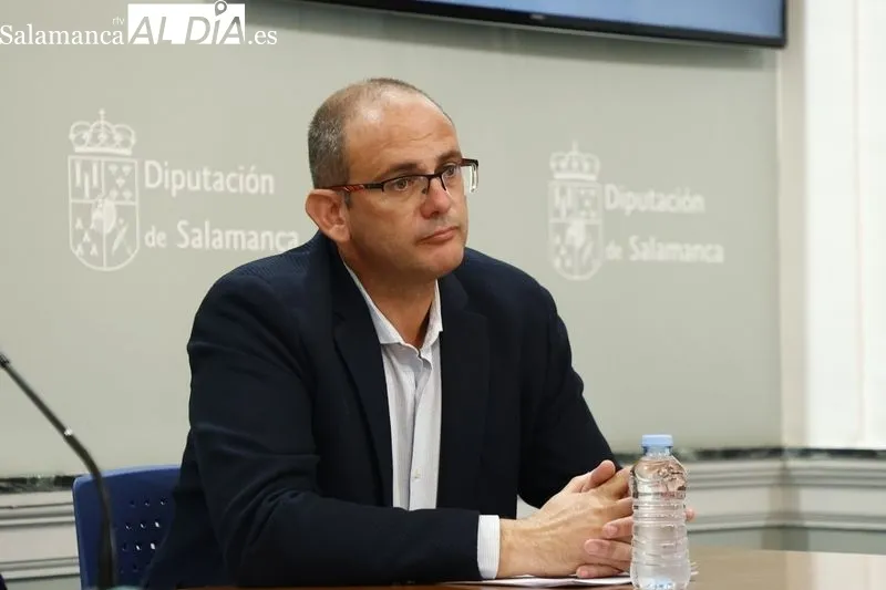 El presidente de la Diputación de Salamanca, Javier Iglesias (centro), junto a los diputados Carlos García Sierra (i) y Antonio Luis Sánchez (d) en la presentación del plan para ayudar a los ayuntamientos ante los sobrecostes energéticos. Foto de David Sa
