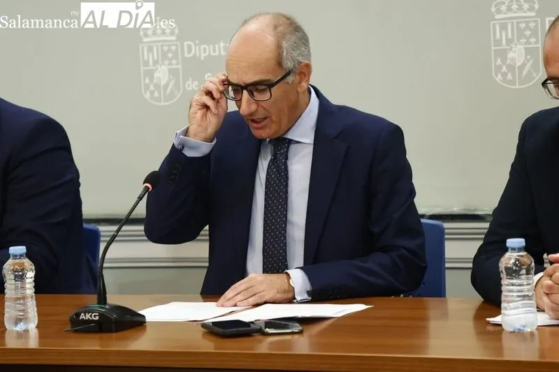 El presidente de la Diputación de Salamanca, Javier Iglesias (centro), junto a los diputados Carlos García Sierra (i) y Antonio Luis Sánchez (d) en la presentación del plan para ayudar a los ayuntamientos ante los sobrecostes energéticos. Foto de David Sa