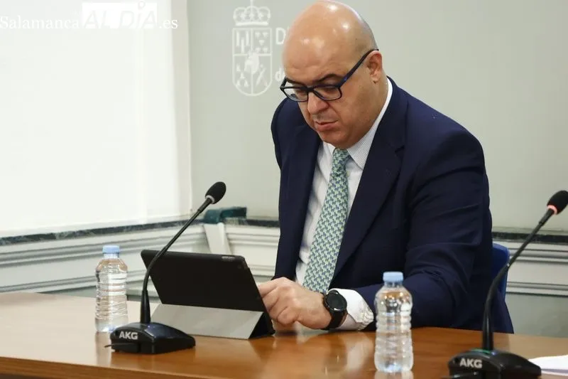 El presidente de la Diputación de Salamanca, Javier Iglesias (centro), junto a los diputados Carlos García Sierra (i) y Antonio Luis Sánchez (d) en la presentación del plan para ayudar a los ayuntamientos ante los sobrecostes energéticos. Foto de David Sa