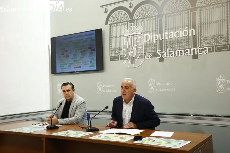 El diputado de Deportes, Jesús María Ortiz, y el delegado provincial de Atletismo, Casimiro Blanco, presentan el 10 Circuito Provincial de Carreras Populares 2022-2023. Foto de David Sañudo