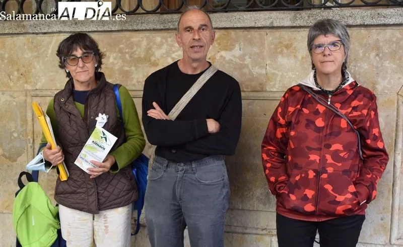 Representantes de Asenavis de Ciudad Rodrigo ante la entrada de la Subdelegación del Gobierno en Salamanca. Foto de Vanesa Martins