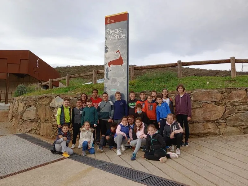 Vista de los escolares del CEIP Liminares de Lumbrales al Yacimiento Rupestre de Siega Verde