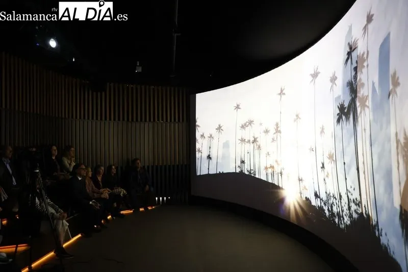 Presentación de 'Symphony. Un viaje al corazón de la música', en la carpa de La Caixa instalada en la plaza de Anaya. Foto de David Sañudo