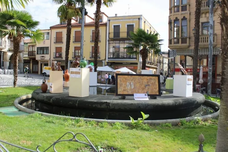 Foto 4 - El arte en barro llena la Plaza Mayor