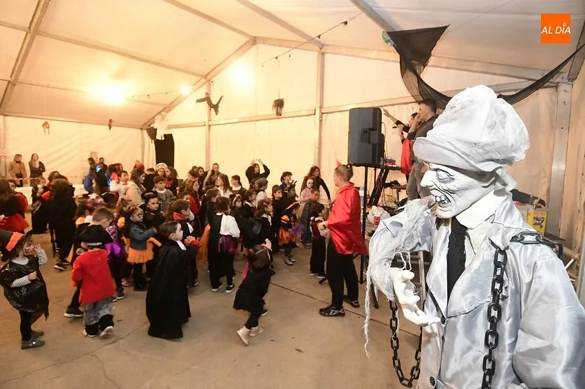 Foto 9 - Concurrid&iacute;sima fiesta infantil de Halloween en El Paraje