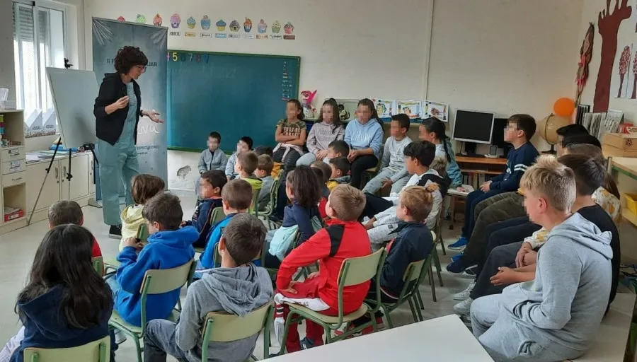 Foto 2 - Popy Vegas lleva su &lsquo;mujer p&aacute;jaro&rsquo; a los alumnos del CRA El Robledal