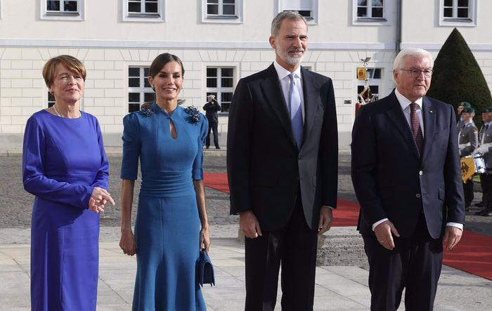 Los Reyes, el Presidente de la República Federal de Alemania y su mujer, durante la recepción con honores en el Palacio de Bellevue - CASA S.M. EL REY 