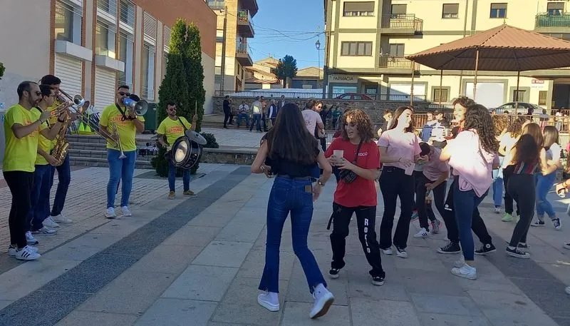 Foto 5 - Los quintos animan las fiestas de San Miguel en Galinduste