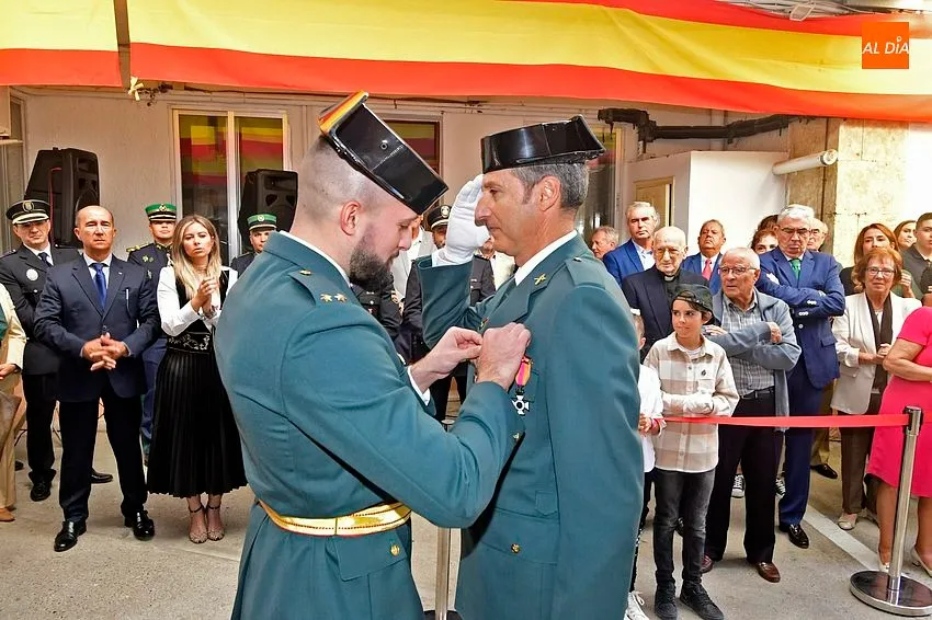 Foto 9 - Condecorados dos agentes de la Guardia Civil mirobrigense, que jubila a uno de sus hist&oacute;ricos
