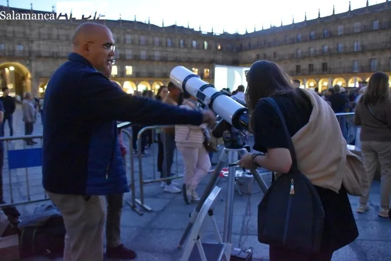 Los salmantinos disfrutan contemplando la Luna con los diversos telescopios ubicados en la Plaza Mayor
