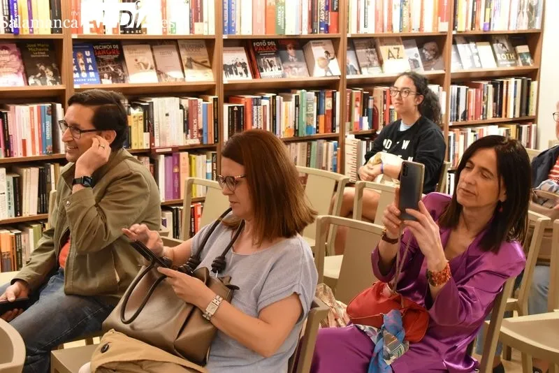 La escritora María Reig, en la presentación de su nueva novela en Salamanca