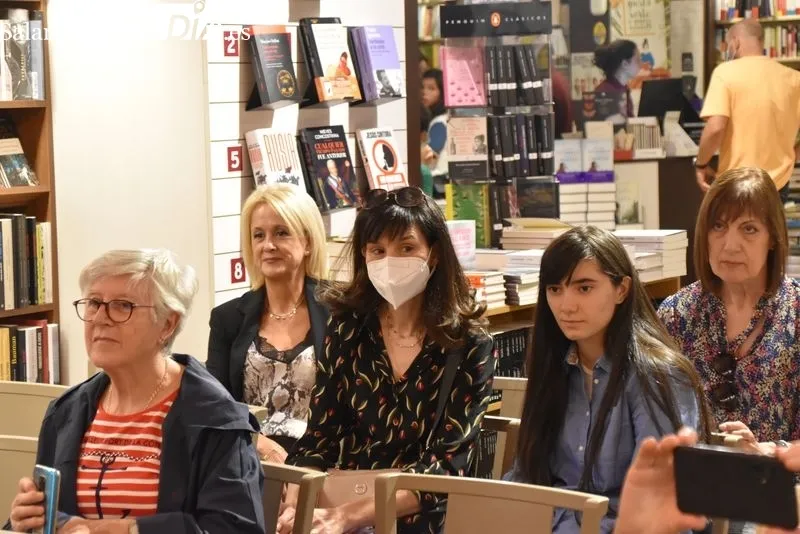 La escritora María Reig, en la presentación de su nueva novela en Salamanca