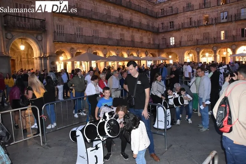 Los salmantinos disfrutan contemplando la Luna con los diversos telescopios ubicados en la Plaza Mayor
