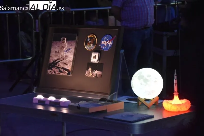 Los salmantinos disfrutan contemplando la Luna con los diversos telescopios ubicados en la Plaza Mayor